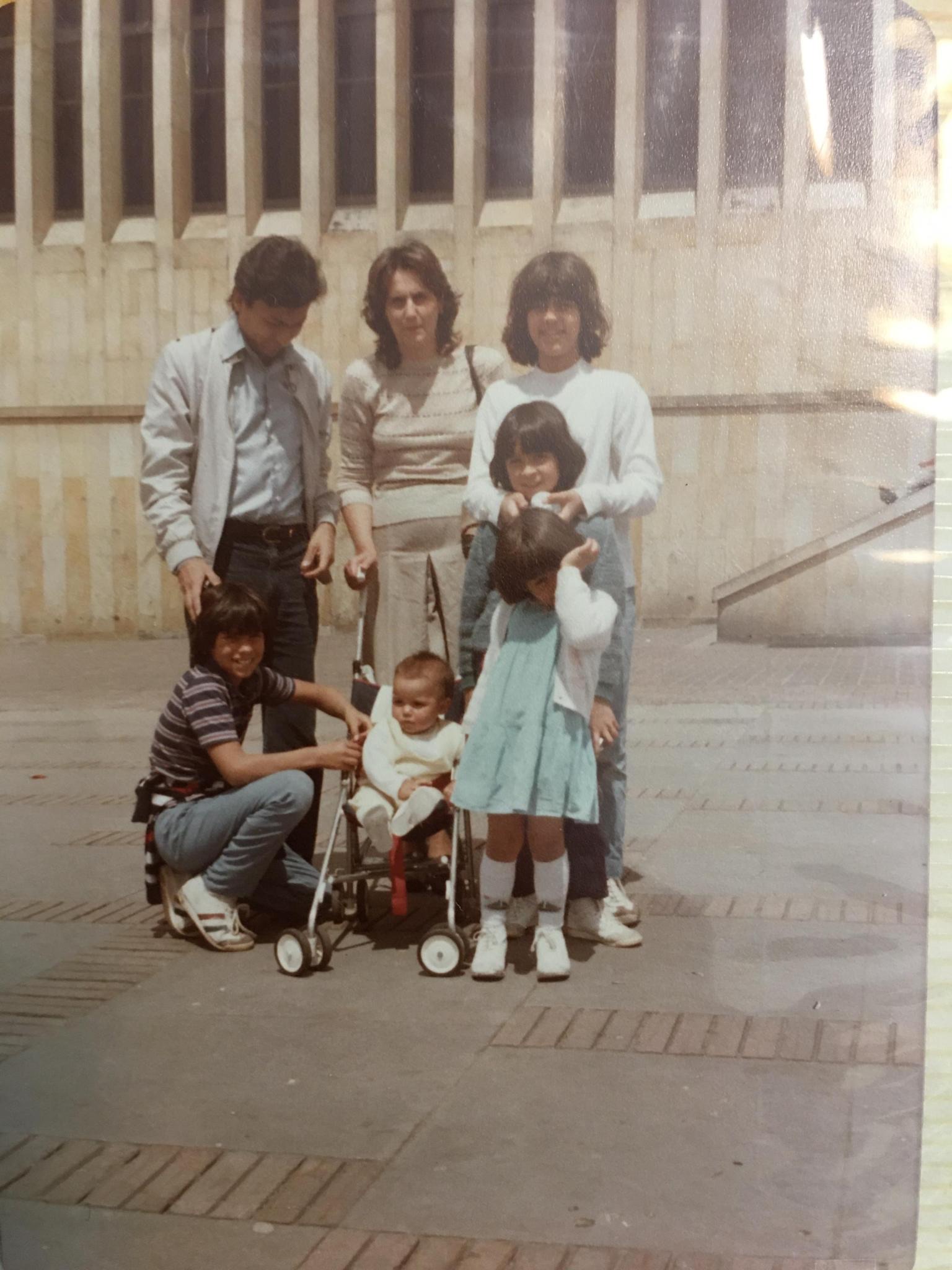 Photo of Magistrate Urán, his wife, and their children in front of the Palace of Justice a few days before the Palace of Justice siege. Photo courtesy of Helena Urán.