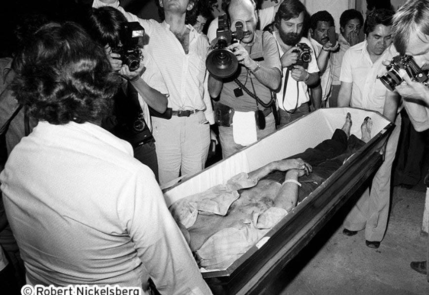 Journalists gather around the body of one of the four slain Dutch journalists. Photo by Robert Nickelsberg.